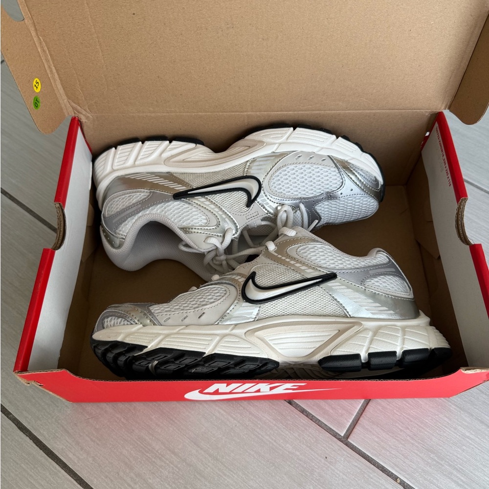 Nike White & Silver V5 RNR Sneakers